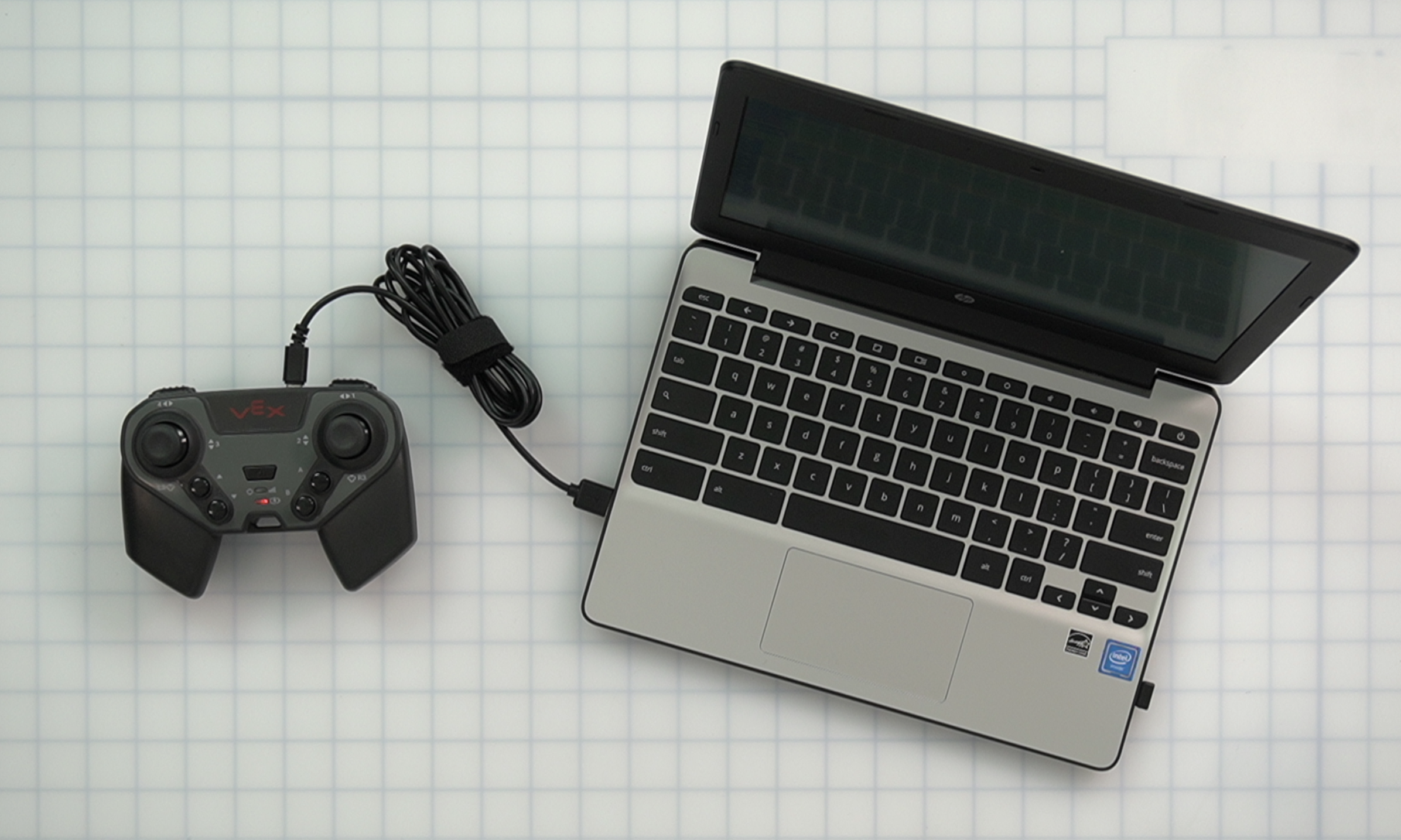 Bộ điều khiển được kết nối với máy tính xách tay bằng cáp USB.