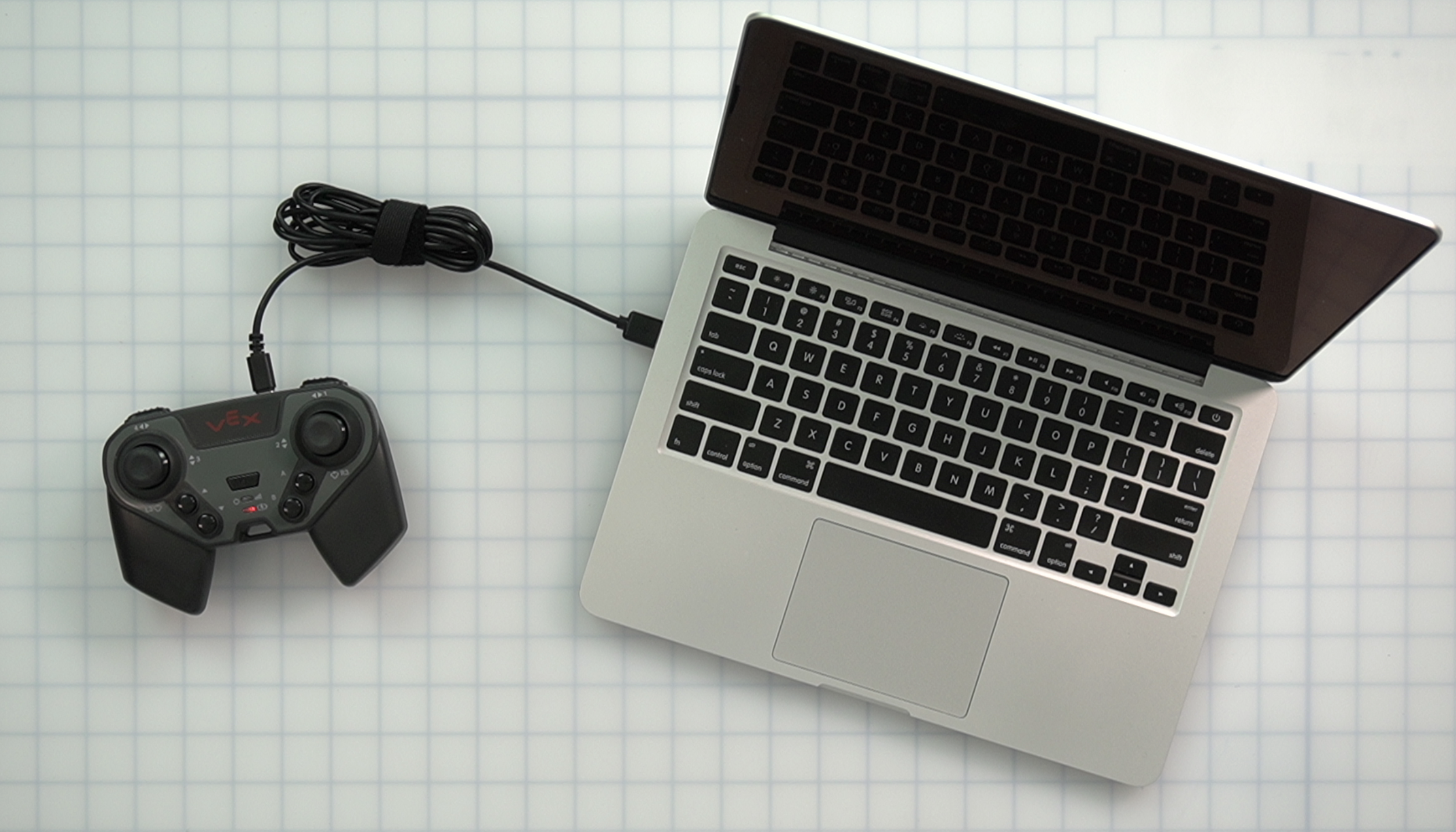 Manette connectée à un ordinateur portable via un câble USB.