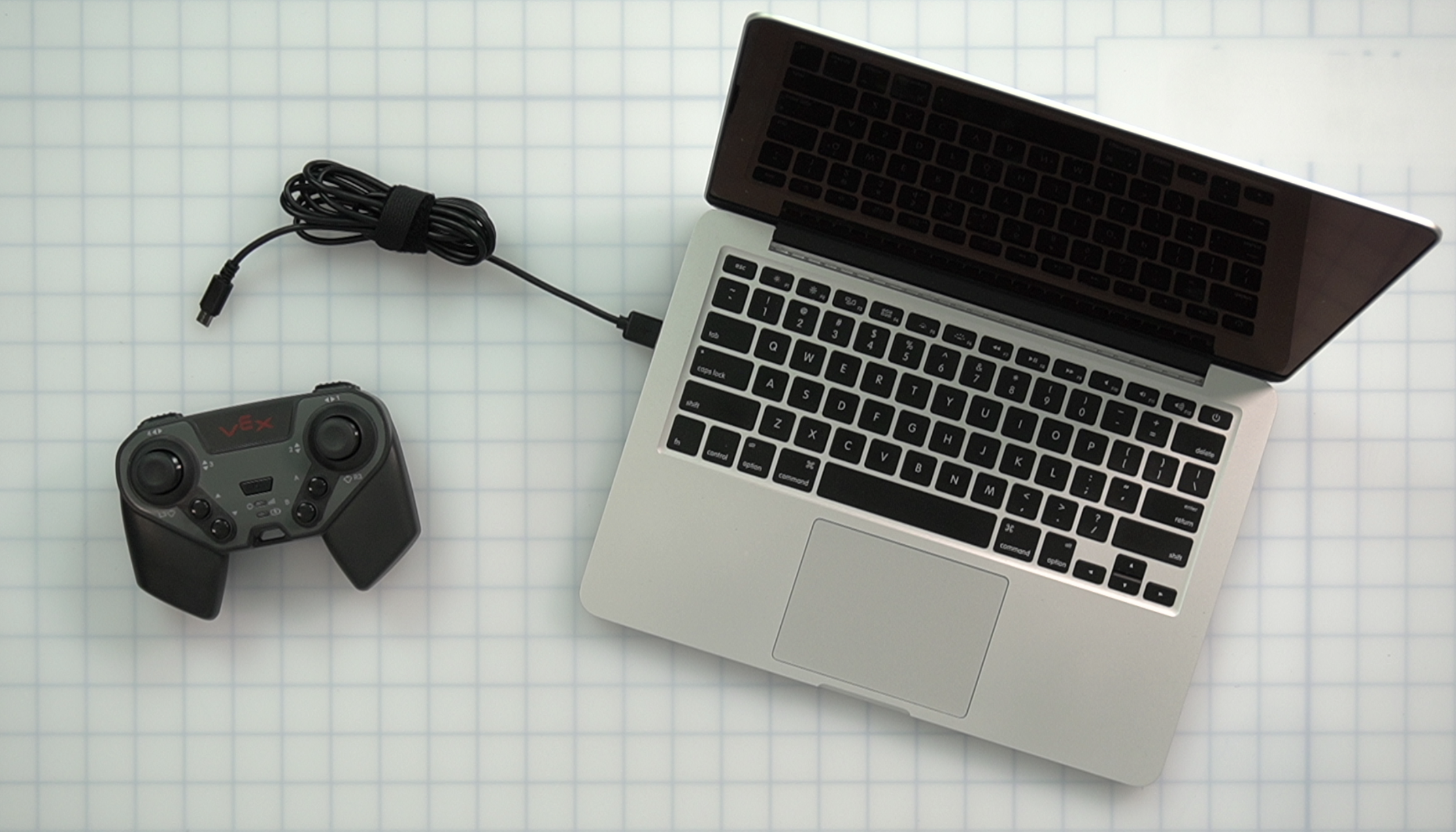 Bộ điều khiển và máy tính xách tay thường được kết nối bằng cáp USB. Bây giờ, cáp USB đã được rút khỏi Bộ điều khiển.