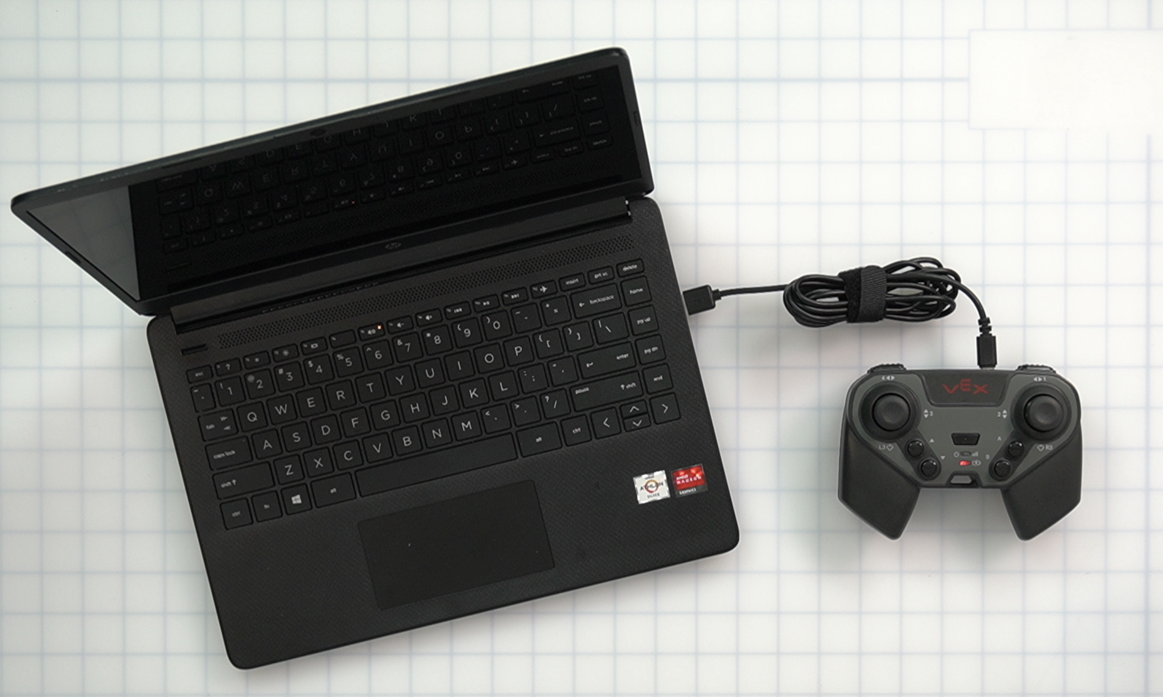 Controller is via een USB-kabel aangesloten op een laptop.