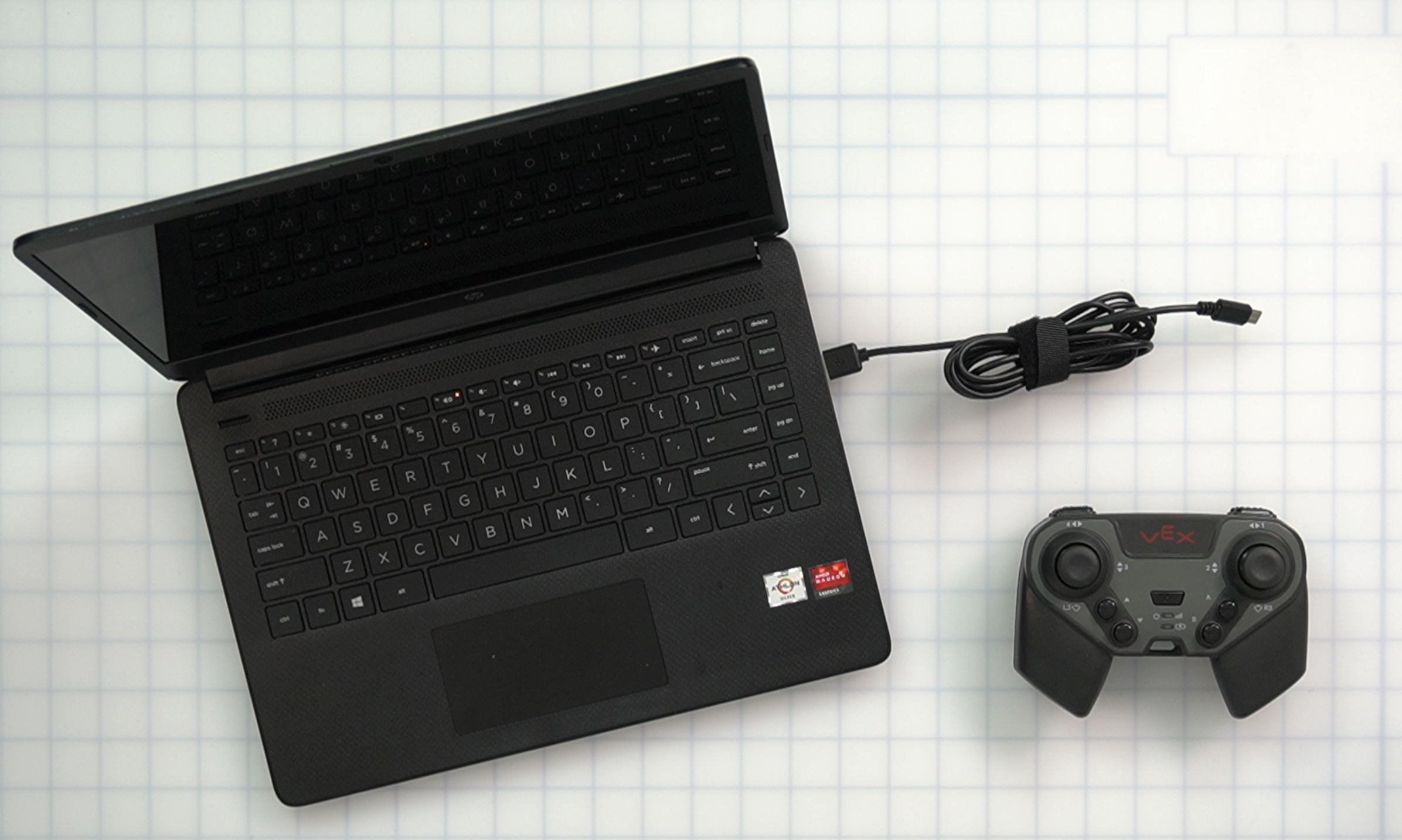 Бұрын USB кабелі арқылы қосылған контроллер мен ноутбук. Енді USB кабелі контроллерден ажыратылды.