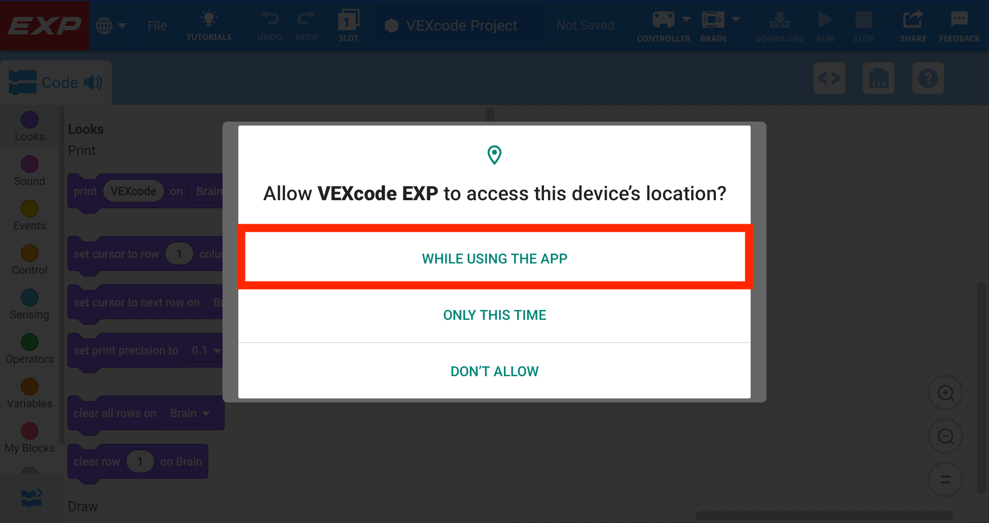 Vietos leidimo užklausa „Android“ įrenginyje, kurioje rodomas tekstas „Ar leisti VEXcode EXP pasiekti šio įrenginio vietą?“ Žemiau esantis mygtukas „Naudojant programėlę“ yra paryškintas.