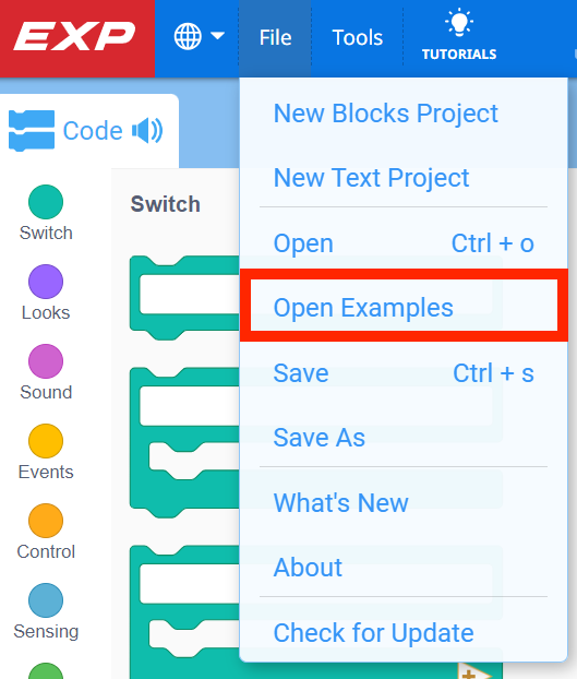 Pasek narzędzi VEXcode EXP z otwartym menu Plik i zaznaczoną opcją Otwórz przykłady. Otwórz przykłady to czwarta opcja w menu, po opcjach Nowy projekt bloków, Nowy projekt tekstowy i Otwórz.