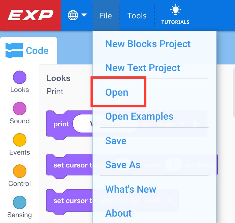 Barra degli strumenti VEXcode EXP con il menu File aperto e l'opzione Apri evidenziata. Apri è la terza opzione nel menu, sotto Nuovo progetto blocchi e Nuovo progetto testo.
