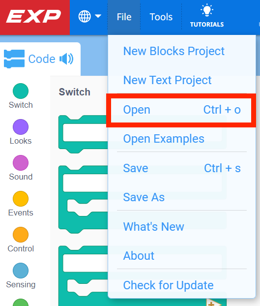 VEXcode EXP rīkjosla ar atvērtu izvēlni Fails un iezīmētu opciju Atvērt. Atvērt ir trešā izvēlnes opcija zem Jaunu bloku projekts un Jauns teksta projekts.