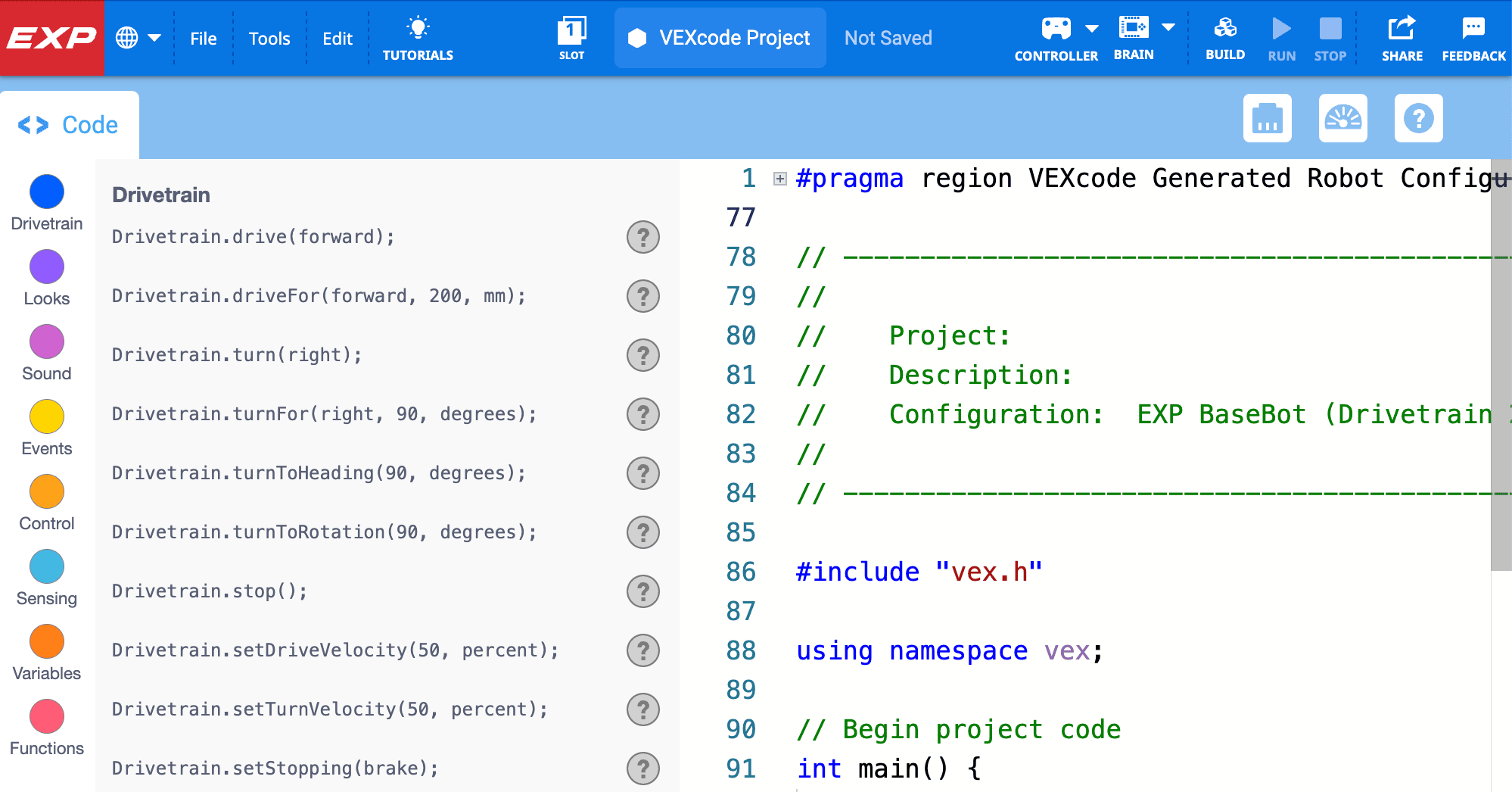 VEXcode EXP avec un modèle de projet d'exemple ouvert, comprenant des périphériques configurés et des commentaires de code avec une description du projet.