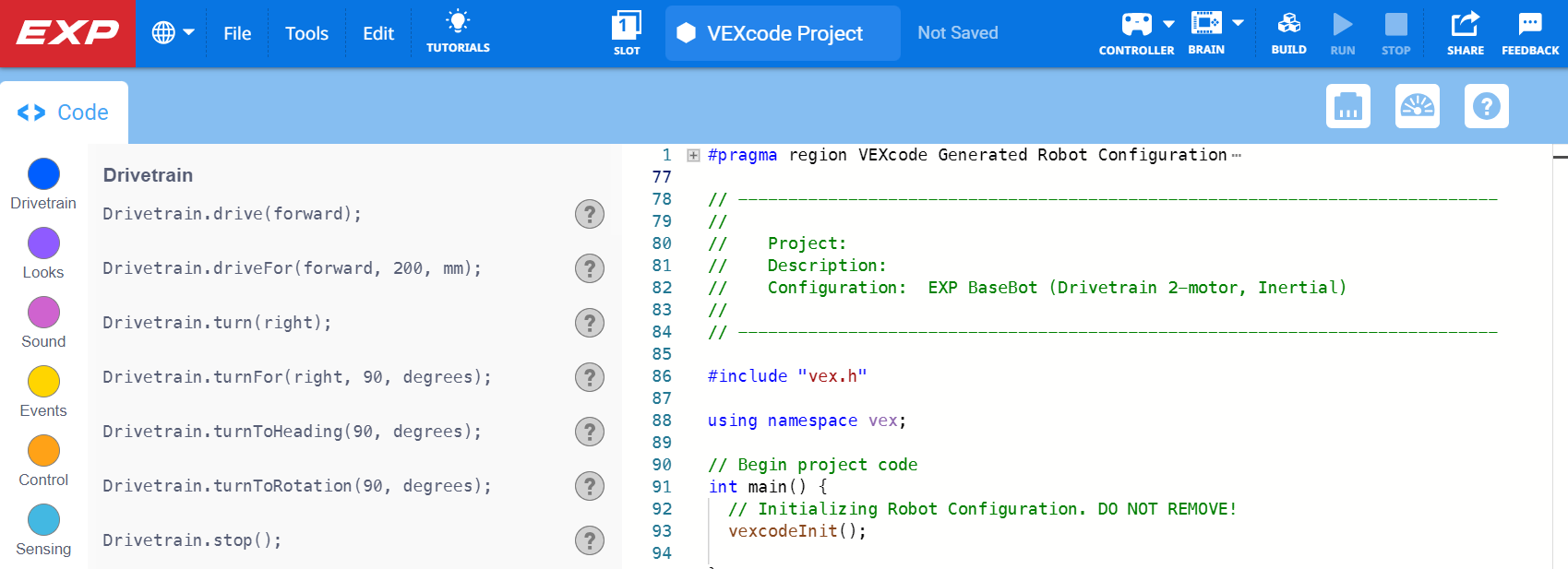 VEXcode EXP com um projeto de exemplo (modelo) aberto, incluindo dispositivos configurados e comentários no código com uma descrição do projeto.
