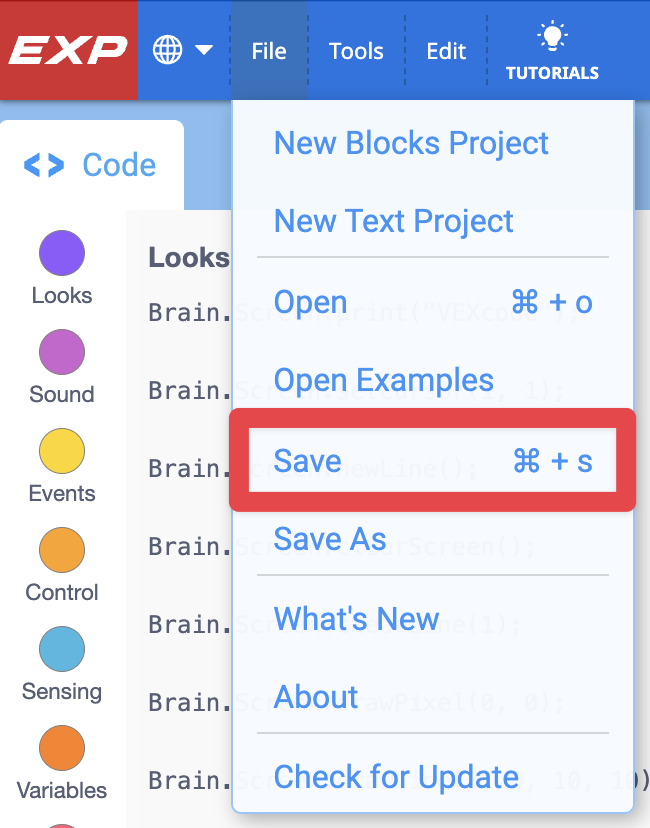 Barra degli strumenti VEXcode EXP con il menu File aperto e l'opzione Salva evidenziata. Salva è la quinta opzione nel menu, sotto Nuovo progetto blocchi, Nuovo progetto testo, Apri e Apri esempi.