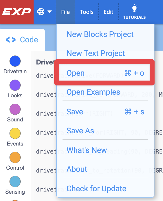 Barra degli strumenti VEXcode EXP con il menu File aperto e l'opzione Apri evidenziata. Apri è la terza opzione nel menu, sotto Nuovo progetto blocchi e Nuovo progetto testo.