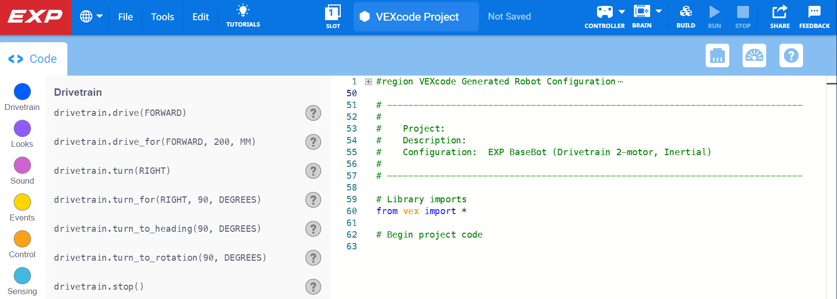 VEXcode EXP con un modello di progetto di esempio aperto, inclusi i dispositivi configurati e i commenti del codice con una descrizione del progetto.