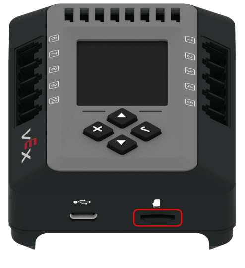 EXP Brain ditampilkan dengan slot kartu SD-nya disorot. Slot kartu SD berada di sisi Brain, di sebelah kanan port USB-C.