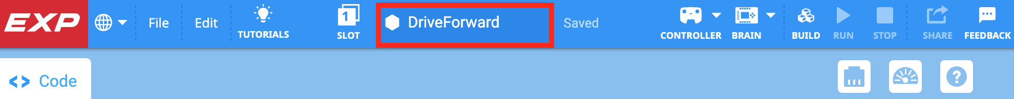 VEXcode EXP Toolbar, wobei das Feld für den Projektnamen hervorgehoben und in Drive Forward umbenannt wurde. Rechts neben dem Projektnamen befindet sich die Bezeichnung „Gespeichert“.