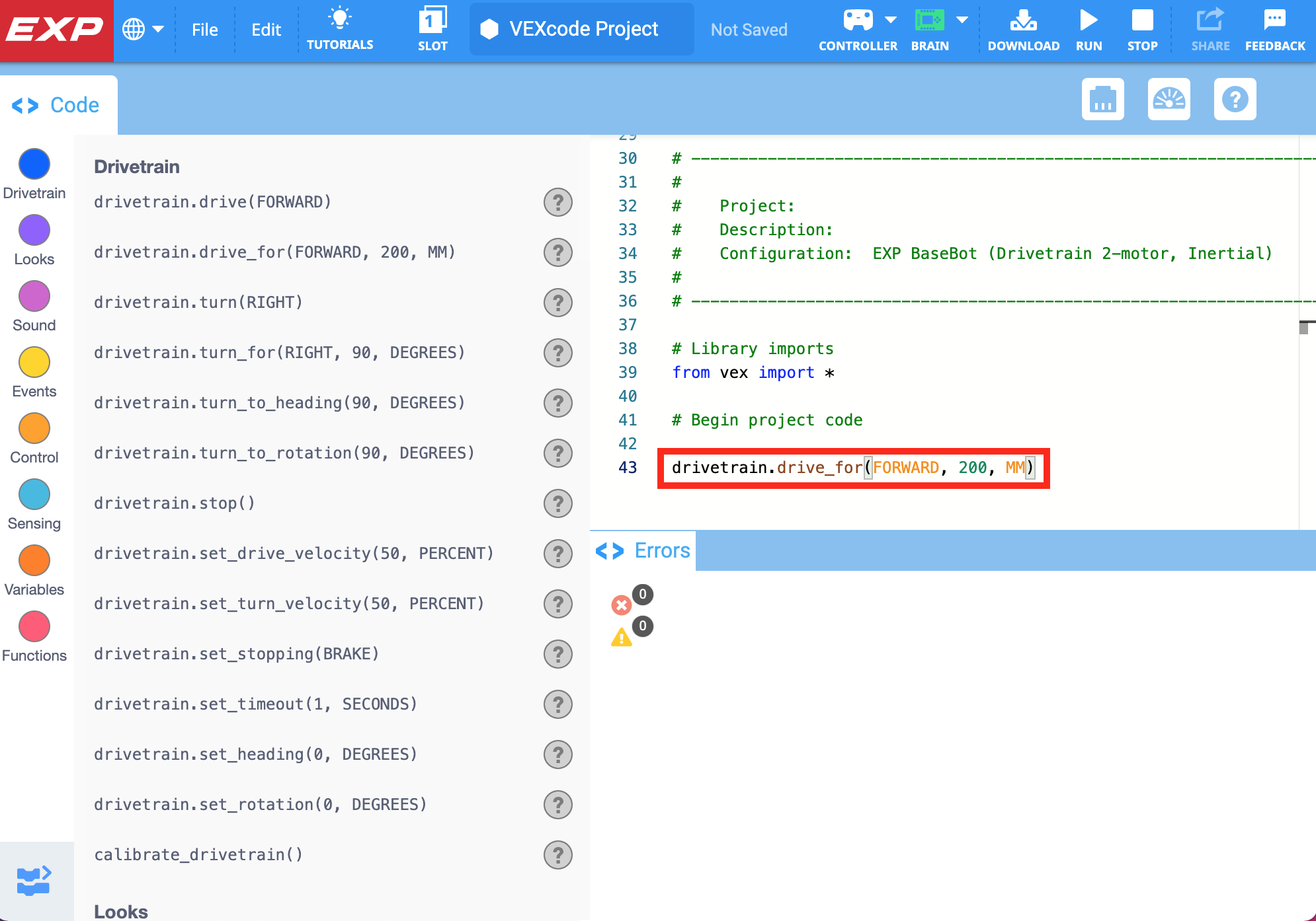 BaseBot Drivetrain 2 모터 템플릿 예제 프로젝트가 포함된 VEXcode EXP가 열렸습니다. 이전에 비어 있던 코드 줄에 이제 drivetrain.drive_for(FORWARD, 200, MM)이라는 Drive for 명령이 추가되었습니다.