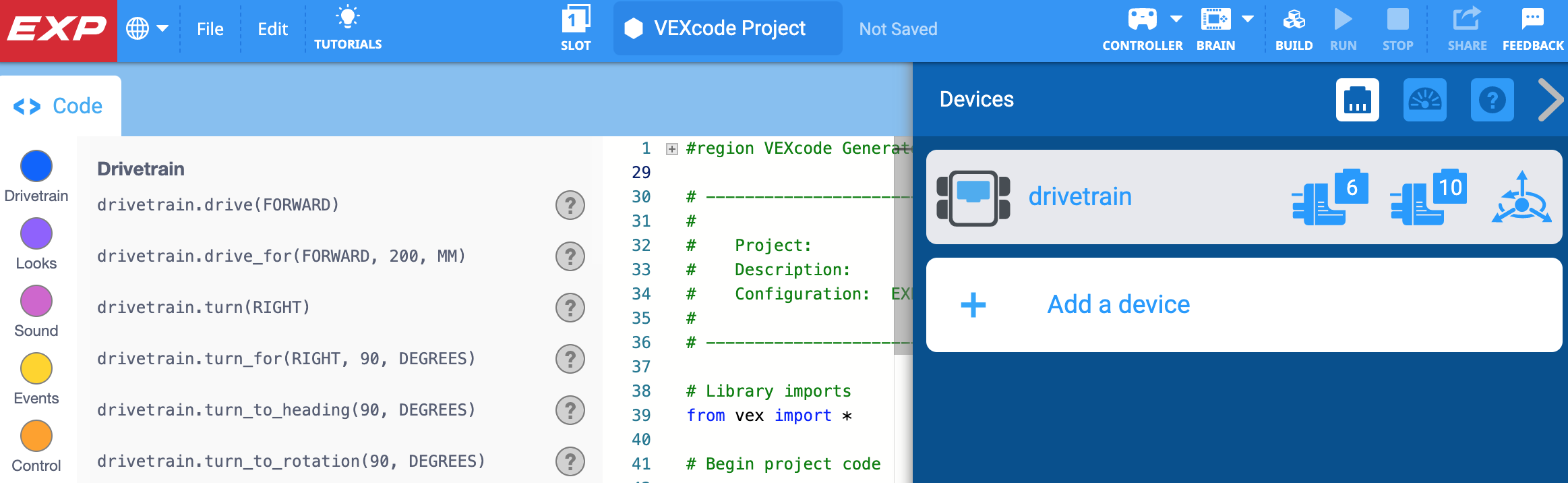 VEXcode EXP com um projeto de exemplo de modelo aberto, incluindo dispositivos configurados e comentários no código com uma descrição do projeto. O menu Dispositivos é aberto na lateral para demonstrar que os dispositivos estão pré-configurados para determinadas portas.