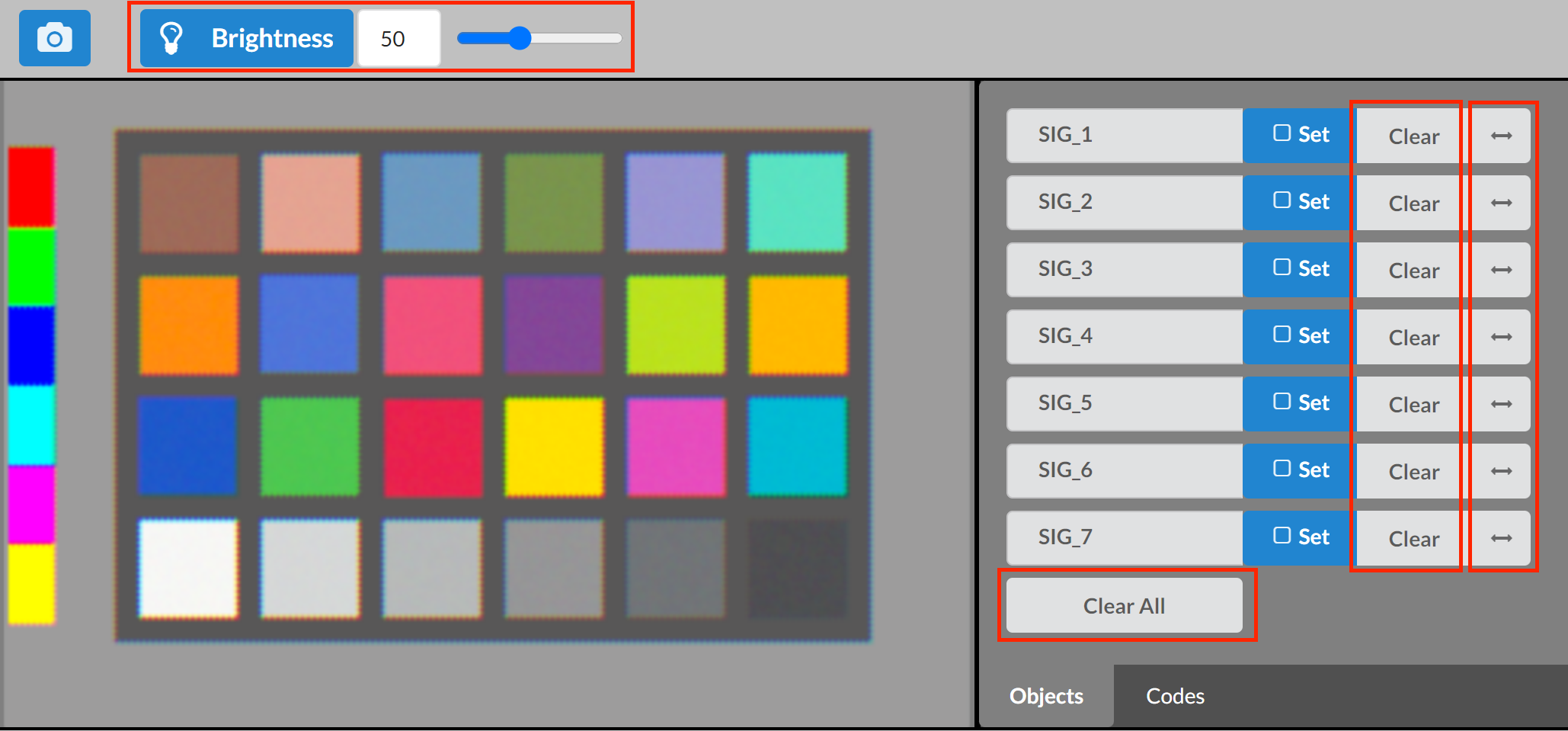 Viene visualizzato il menu Vision Sensor con le funzionalità aggiuntive evidenziate. In alto sono evidenziati il display e il cursore della luminosità. A destra sono evidenziati i pulsanti Cancella e Soglia colore di ciascuna firma. Sotto le firme è evidenziato il pulsante Cancella tutto.