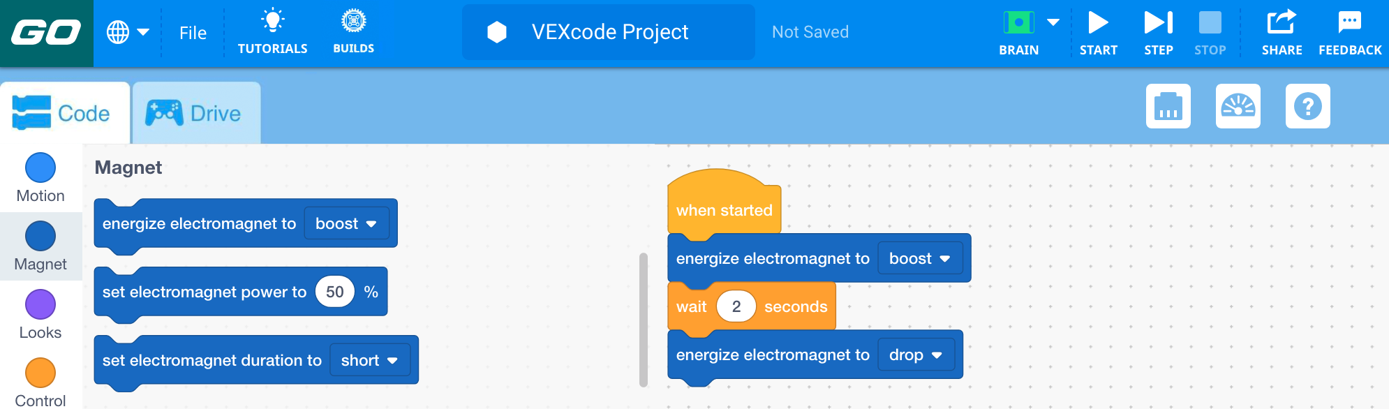 Espacio de trabajo VEXcode GO con un cerebro conectado y un proyecto de bloques que controla el electroimán. El proyecto dice: Al iniciar, energizar el electroimán para impulsar, esperar 2 segundos y finalmente energizar el electroimán para bajar.