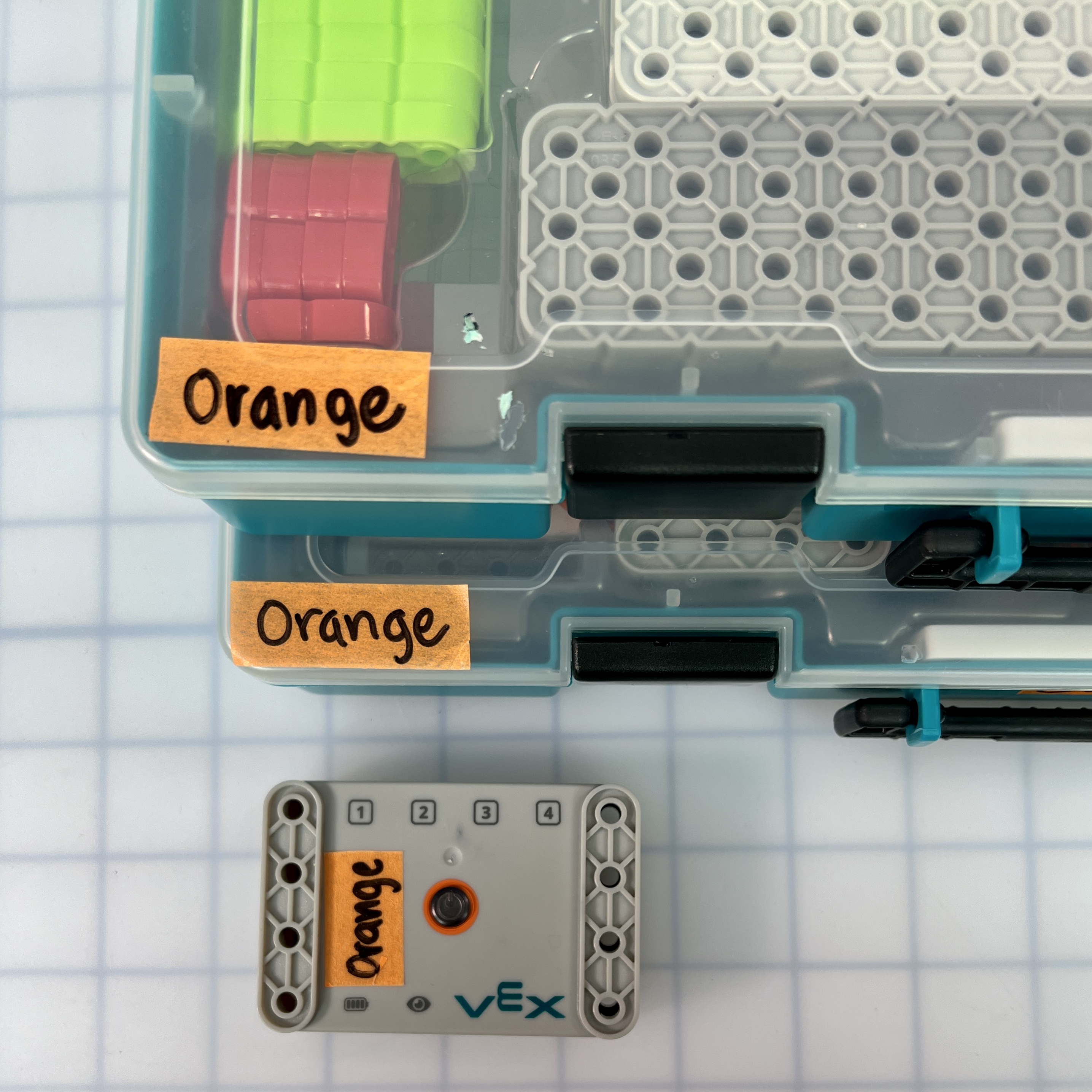 GO Brain di samping perlengkapan GO. Baik perangkat maupun otaknya diberi label dengan kata Orange.