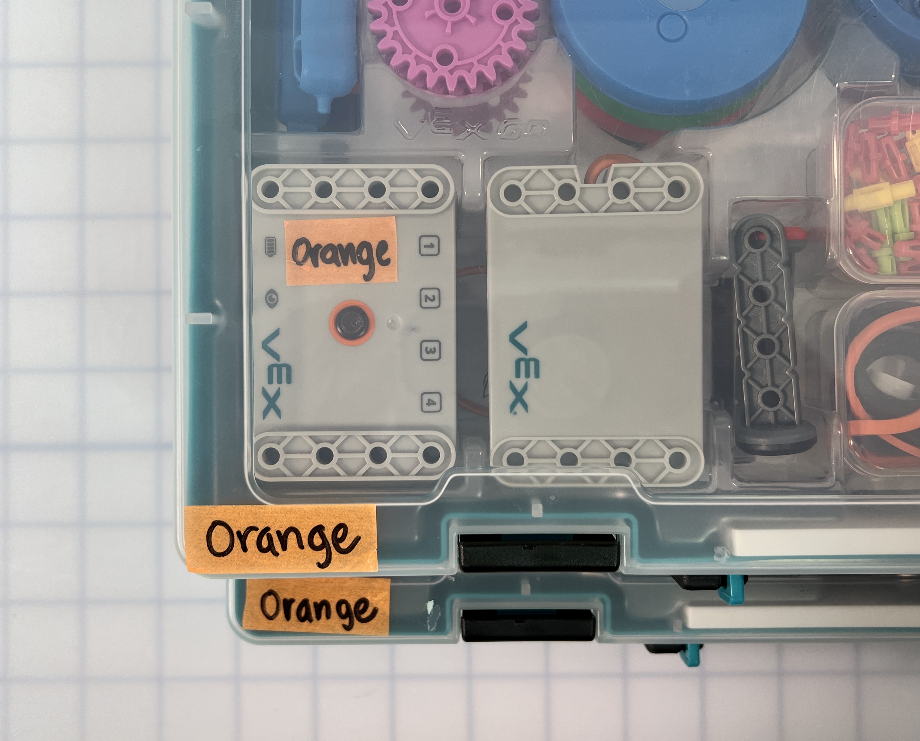 GO Brain all'interno di un kit GO. Sia il kit che il cervello sono etichettati con la parola Orange.