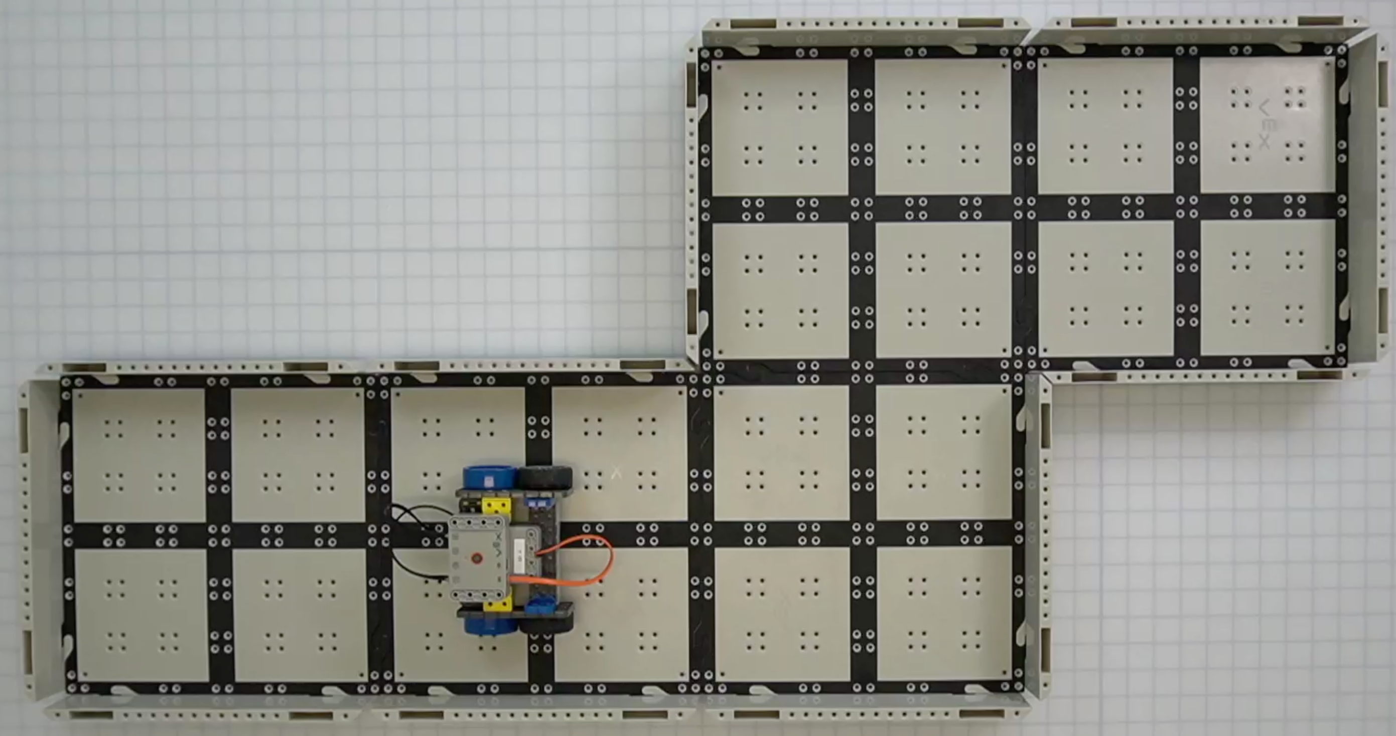 Conception de terrain de GO en zigzag entourée de murs.