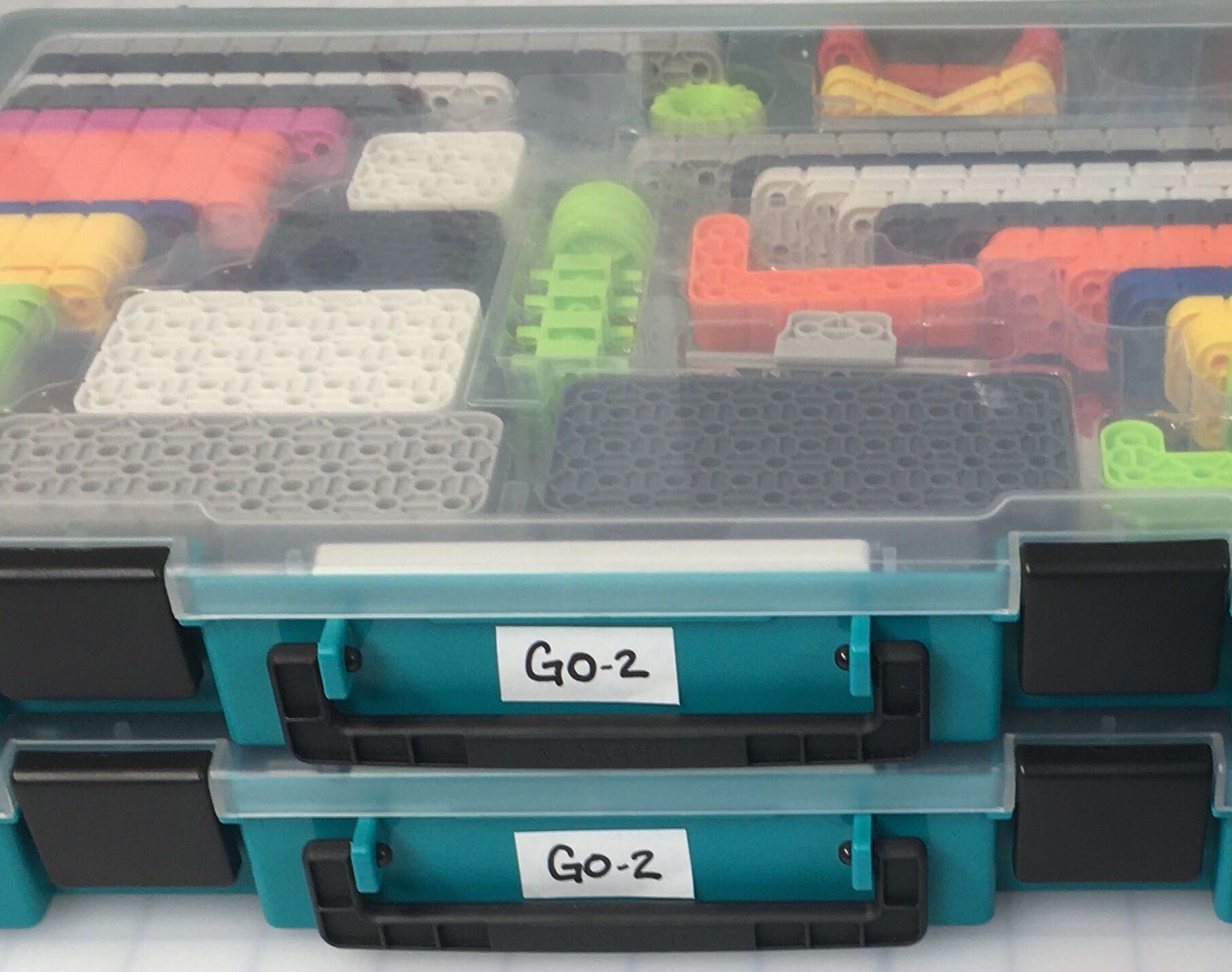 GO Kit เต็มไปด้วยชิ้นส่วน GO และมีป้ายว่า GO 2