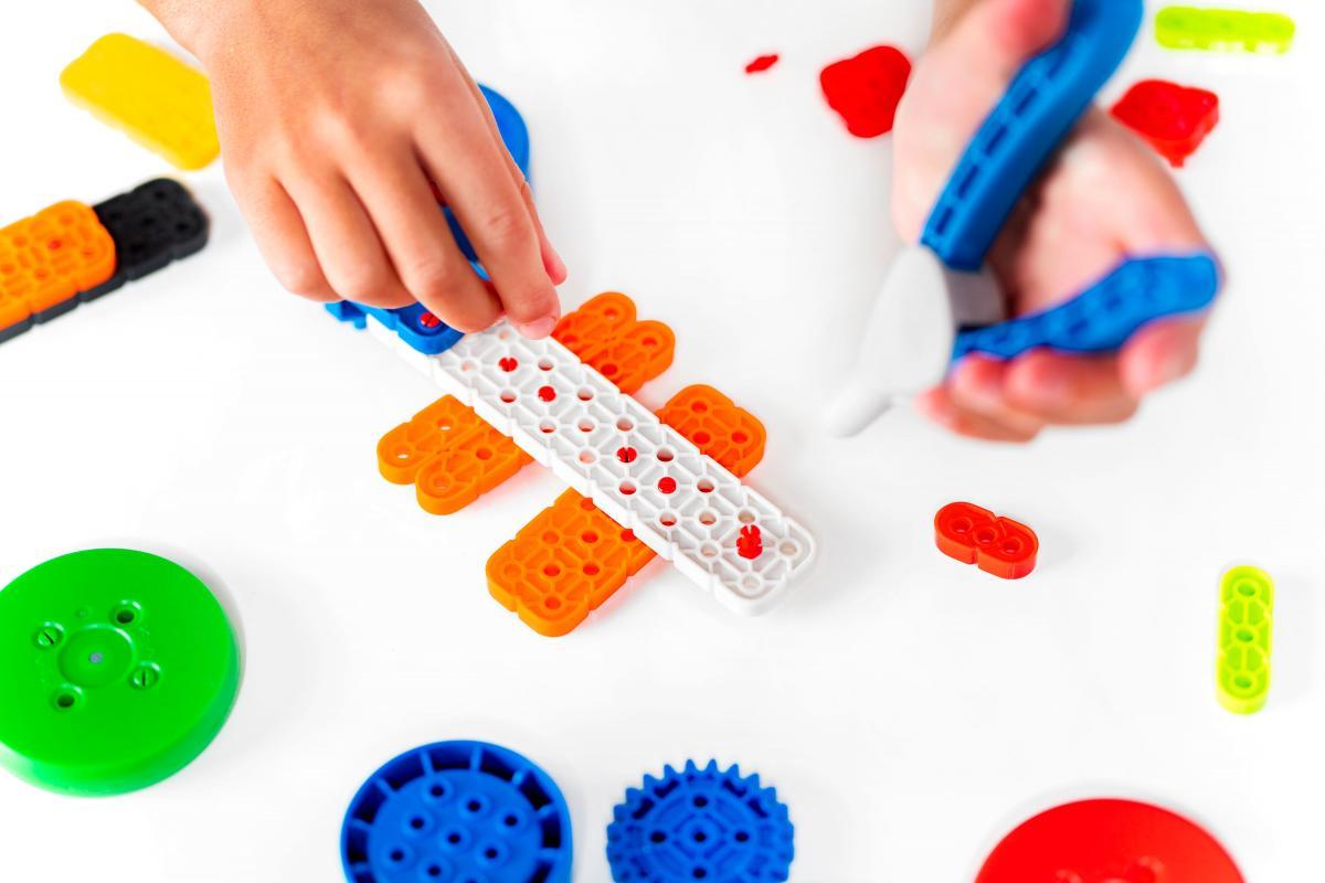 Uno studente in classe utilizza strumenti e componenti GO per creare un progetto originale.