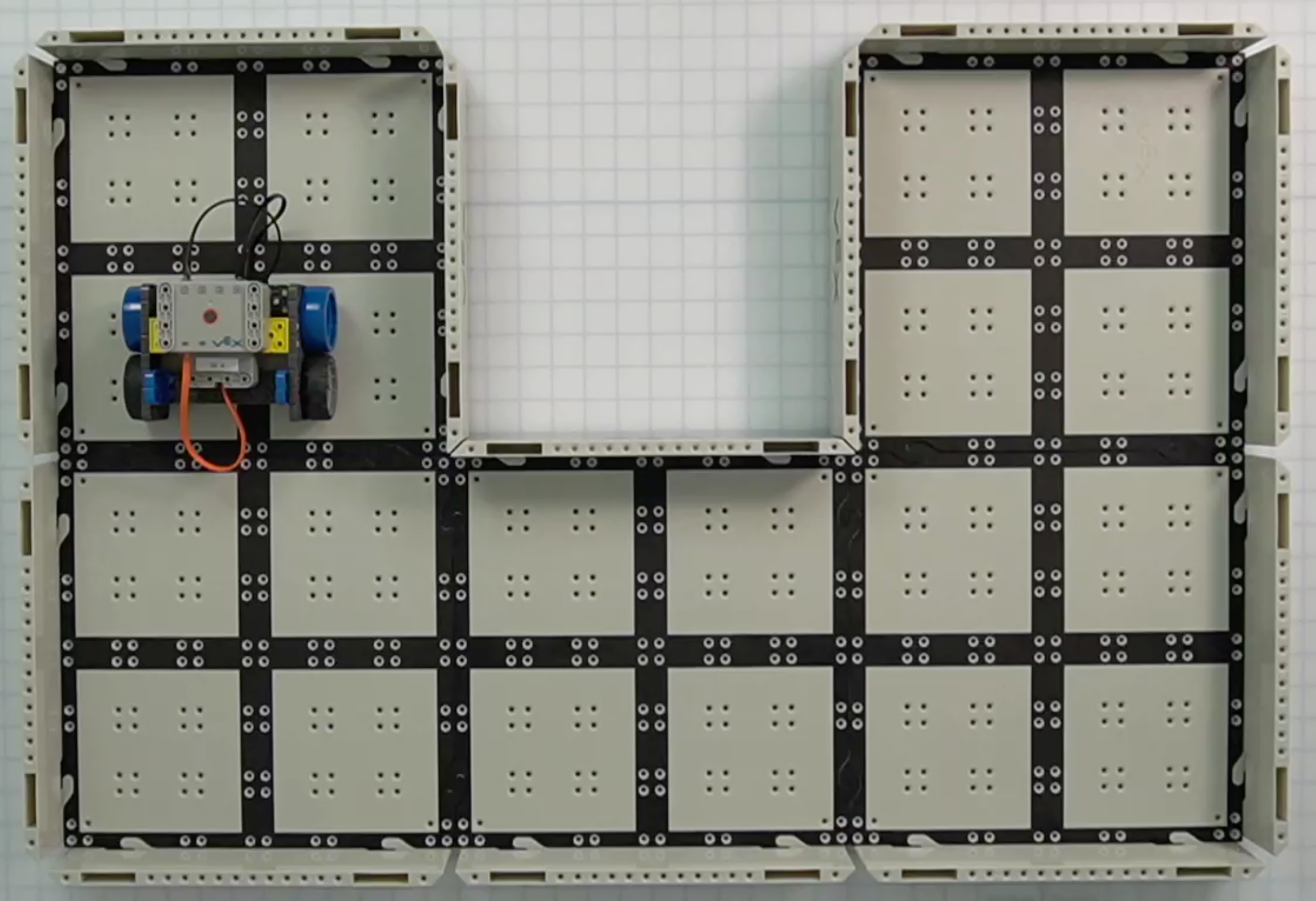 U alakú GO Field kialakítás, amely falakkal van zárva.