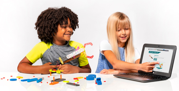 Due studenti collaborano in classe utilizzando componenti VEX GO e un computer.