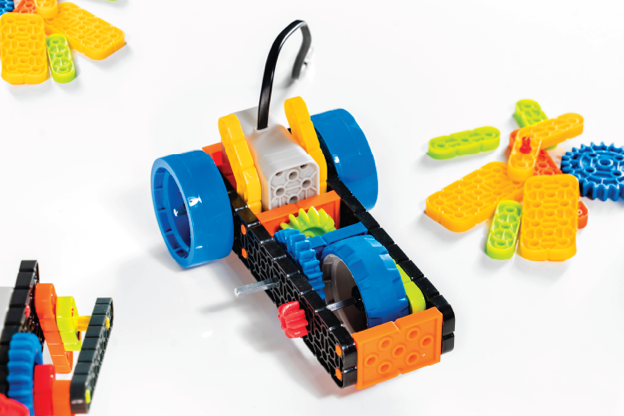 VEX GO motorizuotas super automobilis pastatytas šalia krūvos nenaudojamų GO dalių.