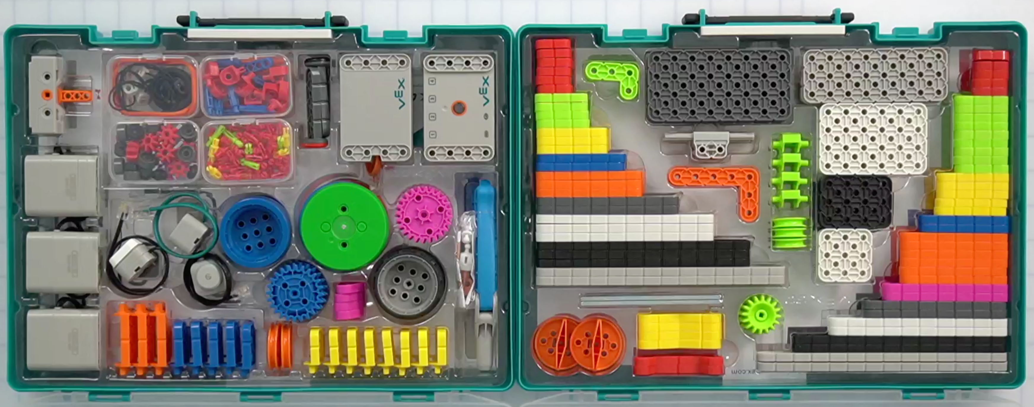 Le due scatole di un kit GO si aprono una accanto all'altra per mostrare i pezzi, i motori, gli ingranaggi e altro ancora contenuti nel kit.