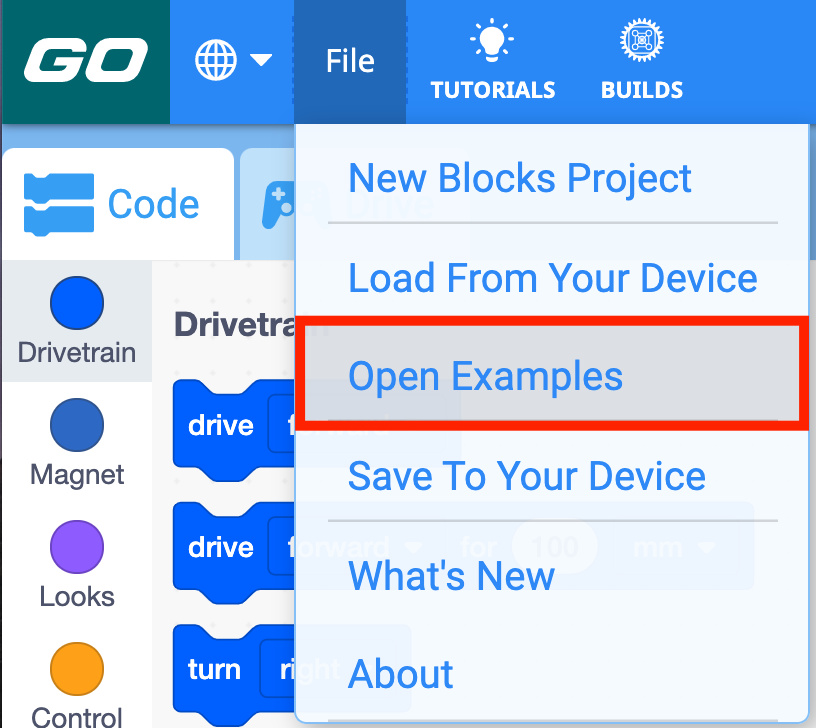 แถบเครื่องมือ VEXcode GO พร้อมเมนูไฟล์ที่เปิดอยู่และตัวเลือกเปิดตัวอย่างที่ถูกเน้นไว้ เปิดตัวอย่างเป็นตัวเลือกที่สามในเมนู ใต้โครงการบล็อกใหม่และโหลดจากอุปกรณ์ของคุณ