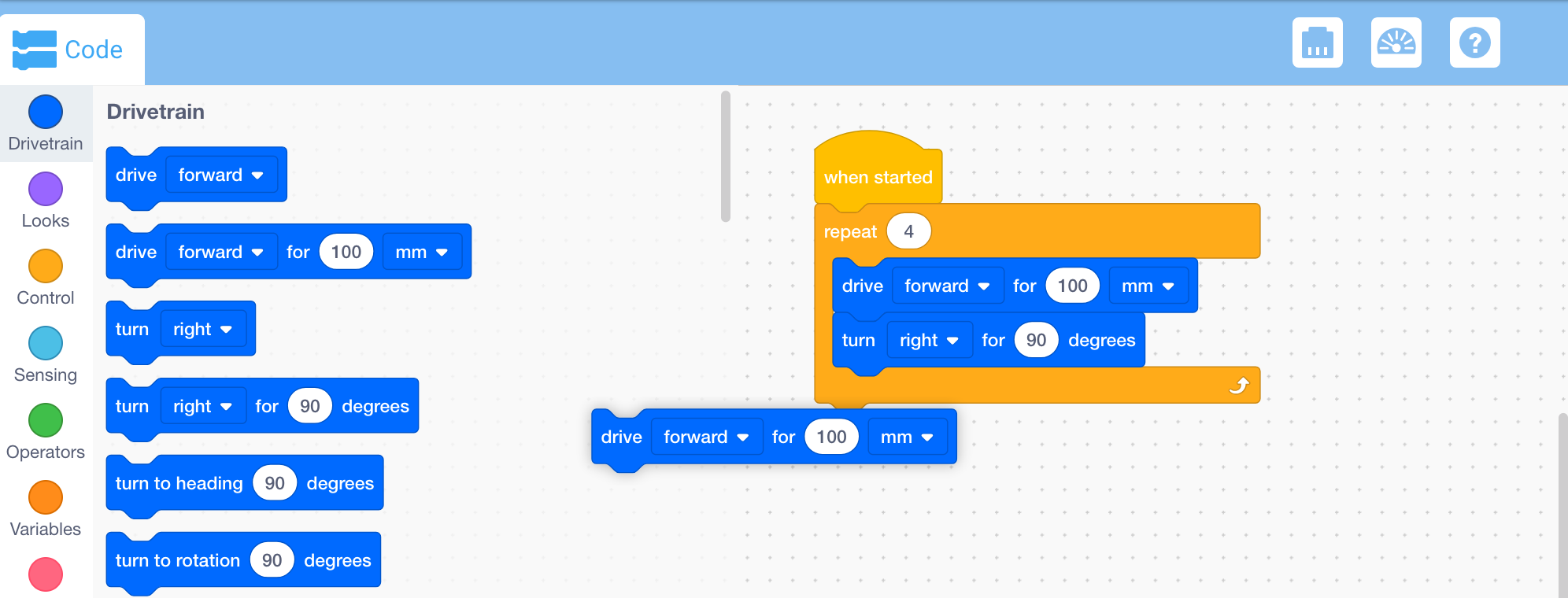 Espaço de trabalho do VEXcode GO com um bloco a ser arrastado de volta para a caixa de ferramentas para o eliminar.