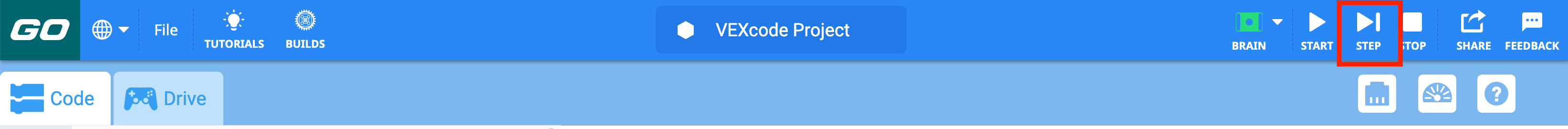 Panel nástrojů VEXcode GO se zvýrazněnou ikonou Krok mezi ikonami Start a Stop.
