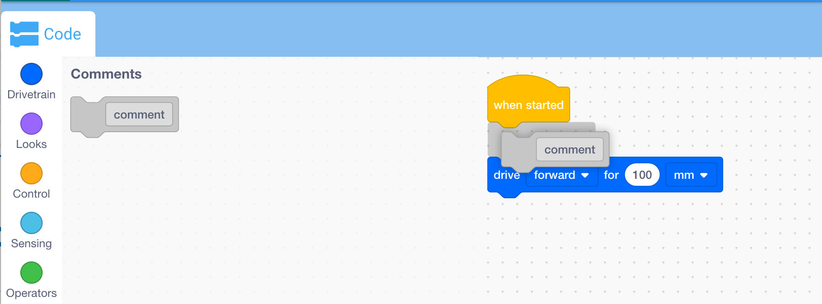 VEXcode çalışma alanı, Yorum bloğunun Araç Kutusu'ndan bir blok yığınına sürüklendiğini gösteriyor.