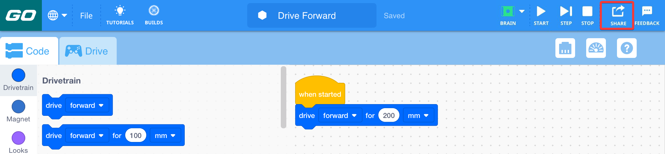 Barra de ferramentas VEXcode GO com o ícone Partilhar destacado entre os ícones Parar e Feedback. Um desenho de blocos é mostrado no espaço de trabalho abaixo com uma pilha que diz: Quando iniciado, avance 200 mm.