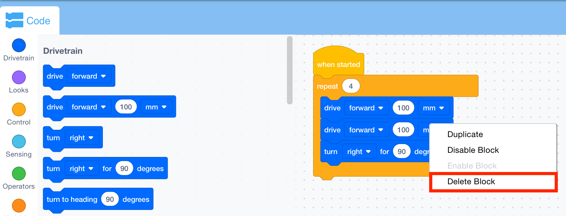 VEXcode GO Workspace जिसमें एक ब्लॉक का संदर्भ मेनू खुला है और डिलीट ब्लॉक विकल्प हाइलाइट किया गया है। डिलीट ब्लॉक मेनू में चौथा विकल्प है, जो डुप्लिकेट, डिसेबल ब्लॉक और इनेबल ब्लॉक के नीचे है।