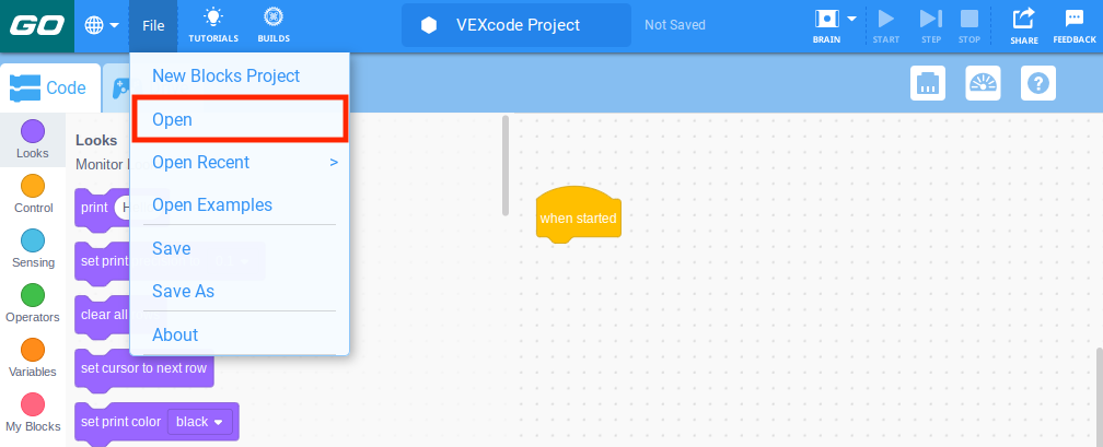 Barra degli strumenti VEXcode GO con il menu File aperto e l'opzione Apri evidenziata. Apri è la seconda opzione nel menu, sotto Nuovo progetto blocchi.