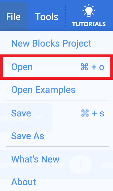 Dosya menüsü açık ve Aç seçeneği vurgulanmış şekilde VEXcode GO Araç Çubuğu. Aç, Yeni Blok Projesi'nin altında menüdeki ikinci seçenektir. Komut tuşunun O harfi ile olan kısayolu da projeyi açmak için kullanılabilir.