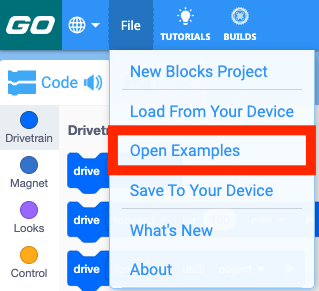 VEXcode GO құралдар тақтасы Файл мәзірі ашық және Мысалдарды ашу опциясы бөлектелген. Мысалдар ашу – мәзірдегі Жаңа блоктар жобасы және Ашу тармақтарының астындағы үшінші опция.
