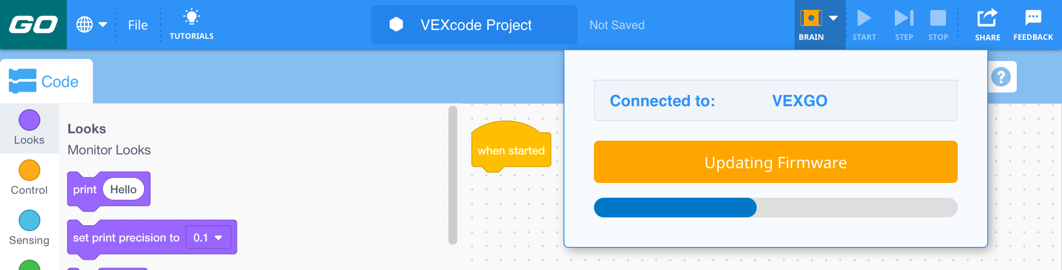 VEXcode GO, aygıt yazılımını güncellediğini belirtmek için Araç Çubuğunda turuncu bir Beyin simgesiyle gösterilir. Brain menüsü açık ve Brain'in durumu "Ürün Yazılımı Güncelleniyor" olarak görünüyor ve altında bir ilerleme çubuğu var.