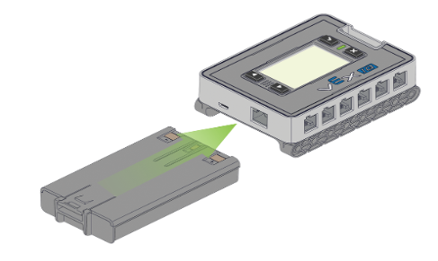 Das Diagramm zeigt eine Batterie, die an ein IQ-Gehirn angeschlossen wird. Ein Pfeil zeigt an, dass die Batterie in den Ladeanschluss an der Unterseite des Brain geschoben werden soll. Die Batterie ist so ausgerichtet, dass ihre Verriegelung vom Gehirn weg zeigt.