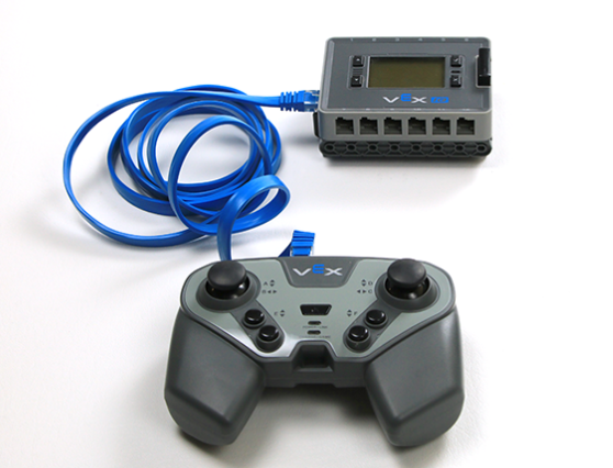 Controller collegato al cervello tramite un cavo di collegamento.