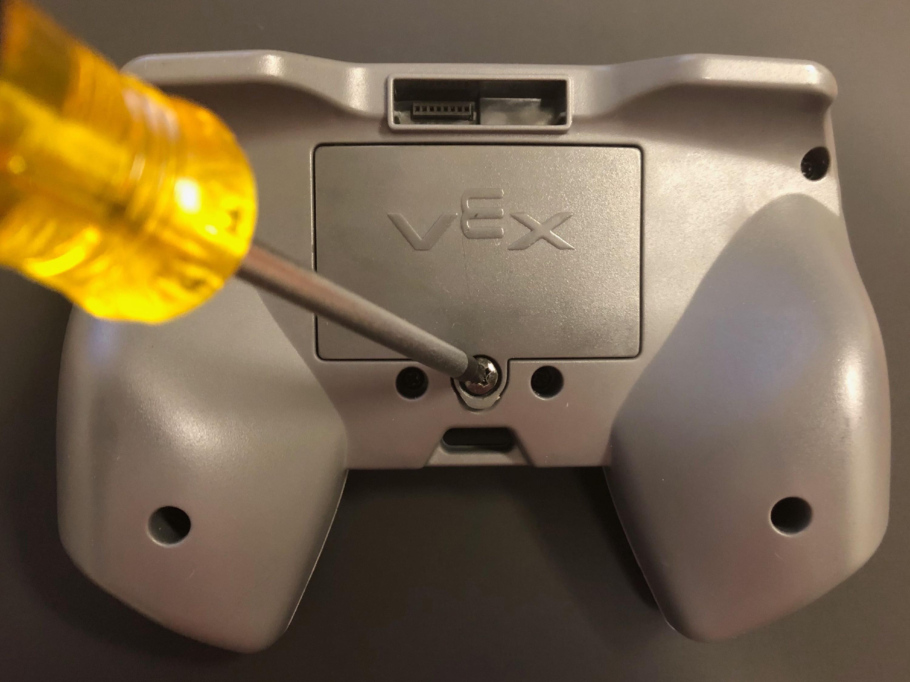 Cacciavite a croce utilizzato per allentare la vite sullo sportello della batteria del controller.