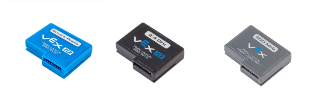 Se muestran tres radios VEX IQ una al lado de la otra. La primera radio es azul y está etiquetada como una radio inteligente. La segunda radio es negra y está etiquetada como una radio de 2,4 GHz. La tercera y última radio es gris y está etiquetada como una radio de 900 MHz.