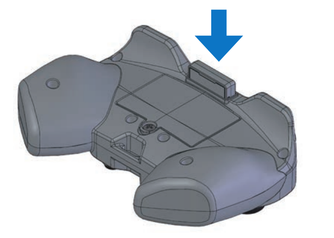 Diagramm mit einem Pfeil, der anzeigt, dass das Radio in die Radiobuchse des Controllers gesteckt werden soll. Die Radiobuchse befindet sich unten zwischen den Schultertasten des Controllers.