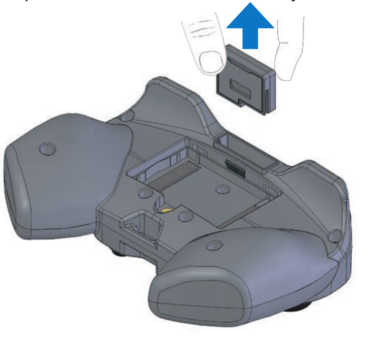 Der Controller wird verkehrt herum und mit abgenommener Batterieabdeckung dargestellt. Eine Hand entfernt das Radio aus der Radiobuchse und ein Pfeil zeigt an, dass es fest aus der Buchse gezogen werden muss.