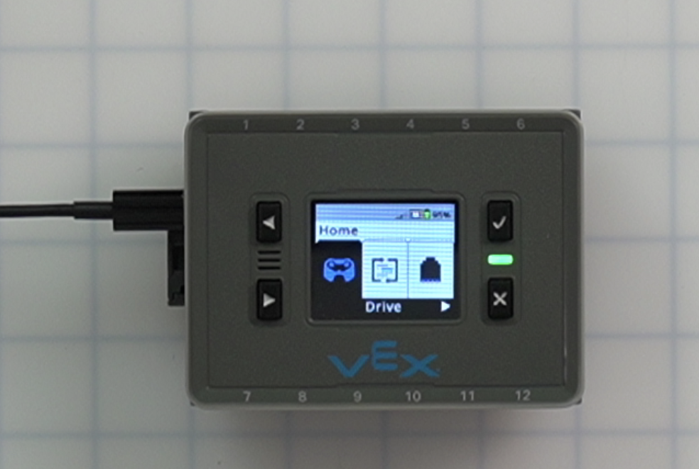 Қосылған және оған USB-C кабелі қосылған ми.