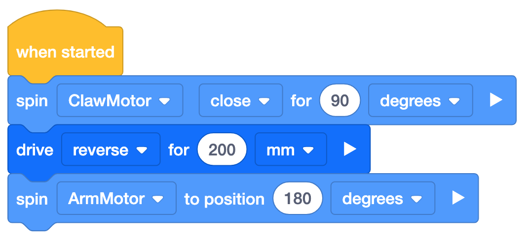 VEXcode IQ -lohkoprojekti, joka käyttää odotuskomentoja siirtääkseen kynsimoottoria, sitten robottia ja sitten käsivarsimoottoria peräkkäin. Projektissa lukee Kun aloitat, pyöritä ClawMotoria kiinni 90 astetta. Peruuta seuraavaksi 200 mm ja pyöritä sitten ArmMotoria 180 astetta.