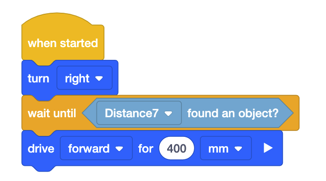 Proyecto de bloques VEXcode IQ que utiliza un sensor de distancia para encontrar un objeto y luego conducir hacia él. El proyecto dice: Al comenzar, gire a la derecha, espere hasta que Distance7 encuentre un objeto y luego avance durante 400 mm.