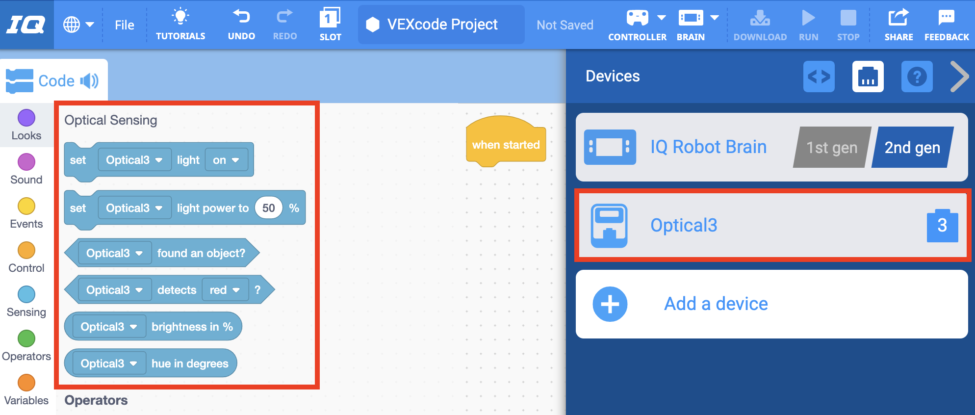 Schermafbeelding van VEXcode IQ met het menu Apparaten geopend. Een aangesloten optische sensor wordt vermeld en gemarkeerd in het menu Apparaten. De blokken Toolbox is geopend en de blokken Optical Sensing zijn gemarkeerd.