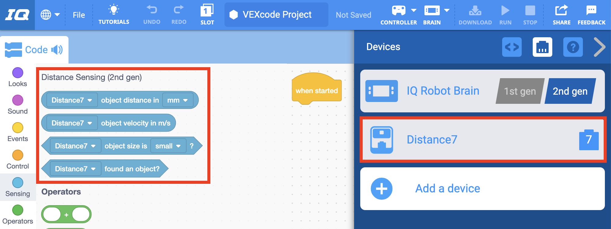 VEXcode IQ ekrānuzņēmums ar atvērtu izvēlni Ierīces. Pievienotais attāluma sensors ir norādīts un iezīmēts izvēlnē Devices. Bloku rīklodziņš ir atvērts, un attāluma noteikšanas (2. paaudzes) bloki ir iezīmēti.